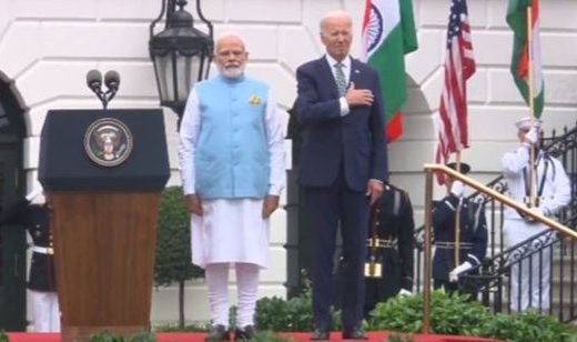 Novi Bajdenov gaf: Stavio ruku na srce tokom indijske himne (VIDEO)