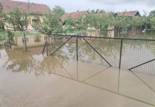 Glogovac: Voda poplavila seoska imanja (Foto, Video)