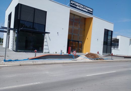 Na perone još uvijek ne stižu autobusi i putnici