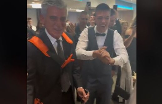 Maturanti razredniku poklonili trimer, on od sreće zaplesao sa svojim učenicima (Video)