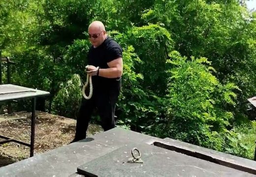 Krenuli da sahrane pokojnika, a dočekalo ih leglo zmija