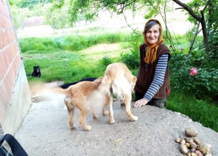 U očima tuga, koju osmijeh potiskuje