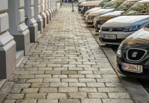Ovako je probao da sačuva parking mjesto (Foto)