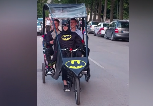 Učenike na maturu dovezao Betmen, oduševili sve prisutne