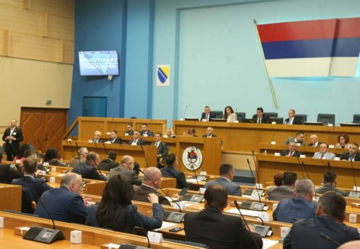 Ili novi zakoni ili povlačenje srpskih političara