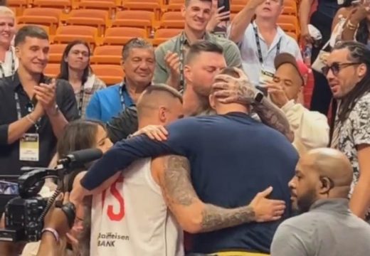 Jokić u zagrljaju porodice, Bogdan i Miško gledaju – jedan detalj privukao pažnju!