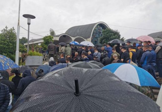 Rijeka ljudi na ispraćaju sina Enesa Begovića