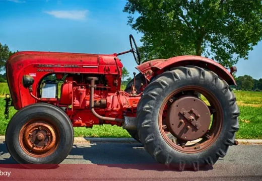 Muškarac (80) preminuo nakon što ga je prignječio traktor