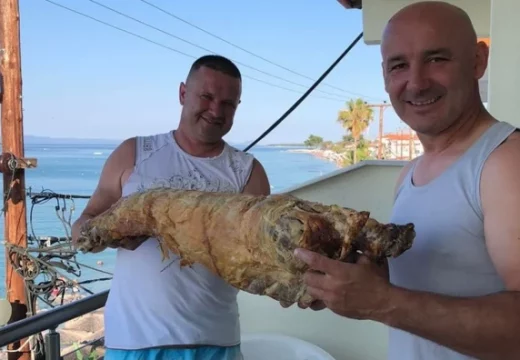 Ponio pečeno jagnje na ljetovanje: “Imam ručak za sedam dana”