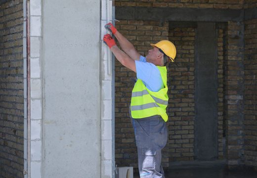 Visina plate ni izbliza ne prati radne zadatke