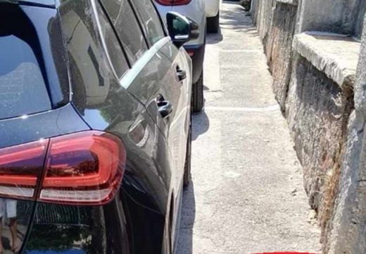 Parkirao auto ispred ograde, vlasnik mu ostavio neobičnu poruku (FOTO)