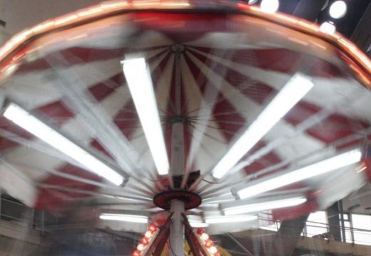 Djevojka ispala sa ringišpila