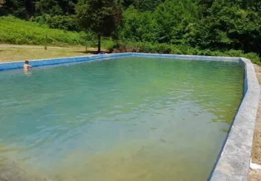 Ovo je bazen gdje je ulaz slobodan, samo morate pokupiti smeće za sobom