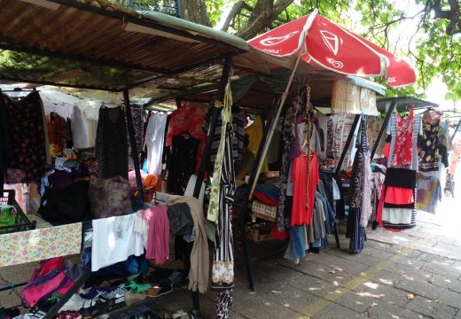 Umjesto domaćeg povrća, na tezgama polovna garderoba 