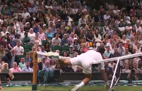 Šta je izvukao Hurkač: Bizaran poen nakon koga je Novak završio u mreži i podigao publiku na noge (Video)