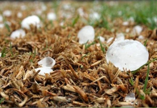 Drevnih običaja za „tjeranje“ grada sjekirama, kosama, metlama i crkvenim zvonima se ne odričemo