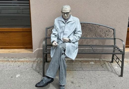 Ivi Andriću “vraćene” njegove prepoznatljive naočare (Foto)