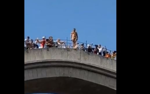 Skok sa Starog mosta u Mostaru umalo završio tragično (Video)