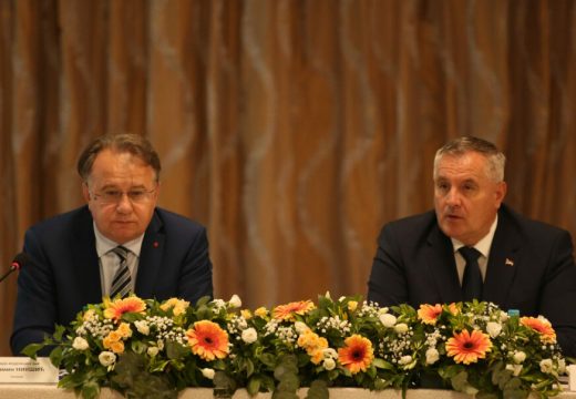 Ili novac za oba entiteta ili ga neće dobiti niko