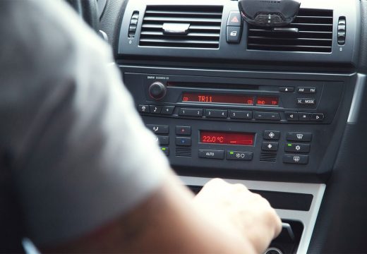 Zašto stišavamo radio kada parkiramo automobil