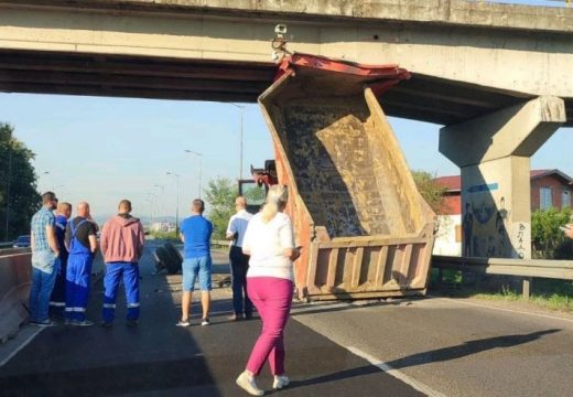 Kamion udario u nadvožnjak, na brzoj cesti ogromne gužve