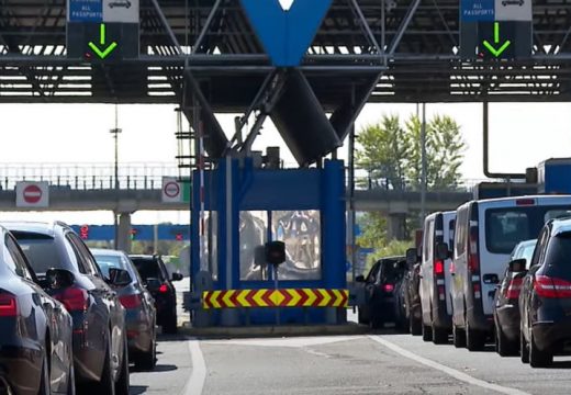 Majka pokušala prokrijumčariti kćerku u gepeku