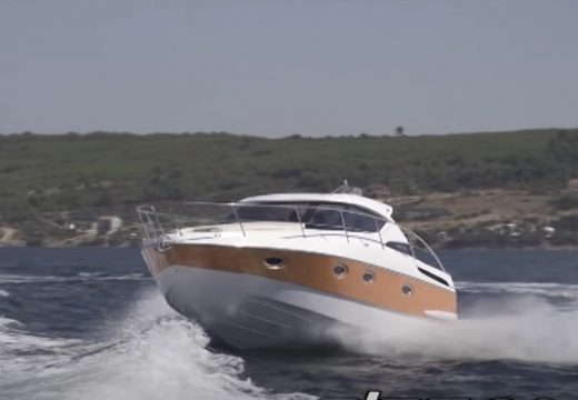 Nijemac gliserom naletio na ronioca