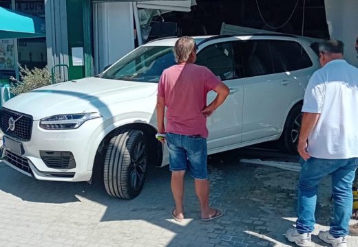 DŽIP “PARKIRALA” U RADNJU Žena pomiješala komande, pa napravila karambol