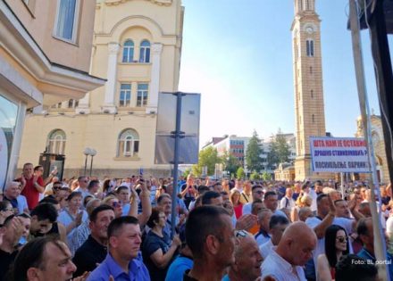 Protest ispred Gradske uprave protiv gradonačelnika Banjaluke, skupilo se više stotina ljudi