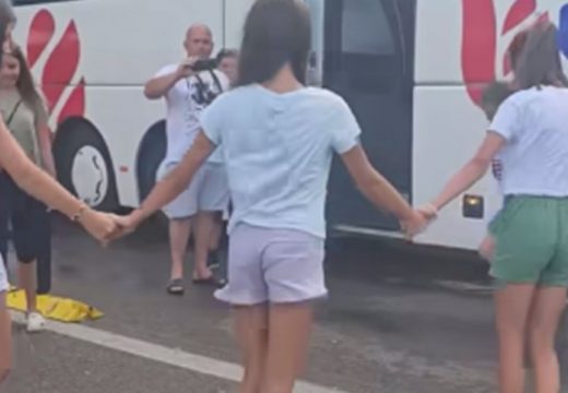 Djeca zaigrala kolo graničnom policajcu to zasmetalo (Video)