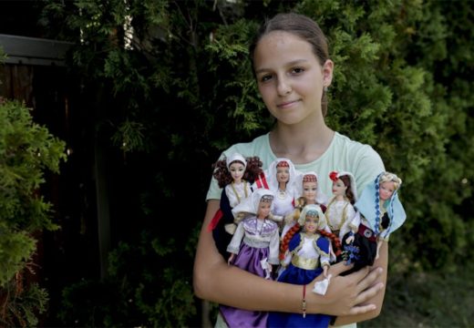Djevojčica dizajnira i šije narodnu nošnju za lutke (Video)