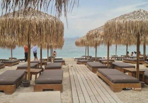 Grčki kafić na plaži uveo liste čekanja