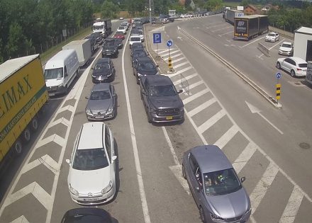 Zabilježene velike gužve na pojedinim graničnim prelazima