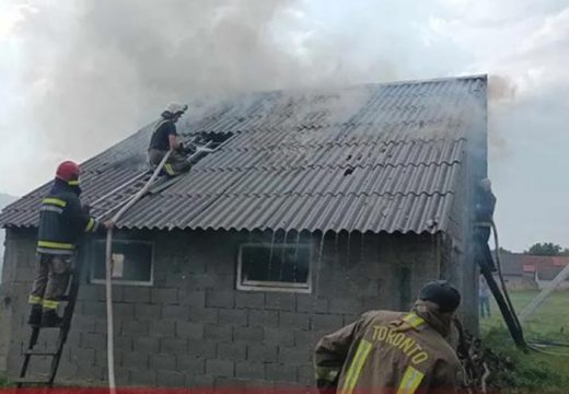 Nevrijeme u Gacku – udar groma oštetio vozila na parkingu Doma zdravlja