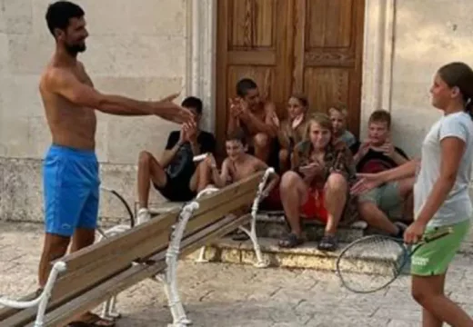 Đoković sa djecom zaigrao tenis na Korčuli