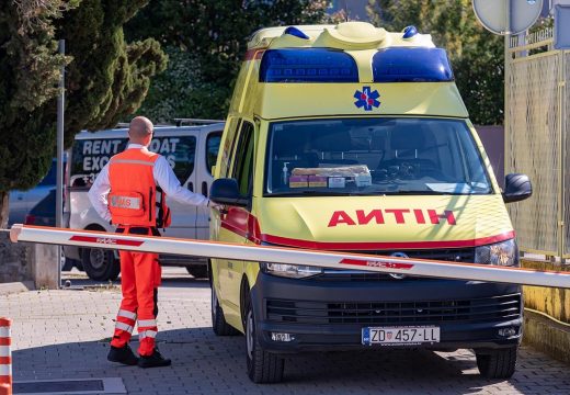 Ostavila djecu u autu na suncu pa napala hitnu i policiju