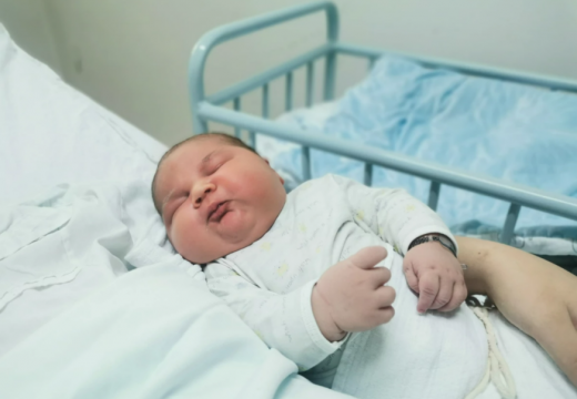 Pavle je rođen kao “beba džin” s 6,5 kilograma i 68 centimetara, a evo kako su ga sada prozvali (Foto)