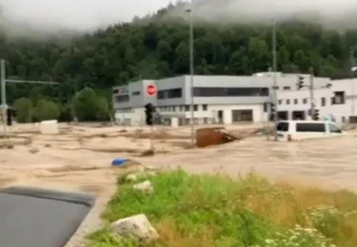 Sela potopljena i odsječena, bujice nose vozila (Video, Foto)