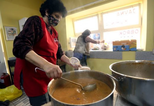 Na kazanu javne kuhinje oko 19.000 građana BiH