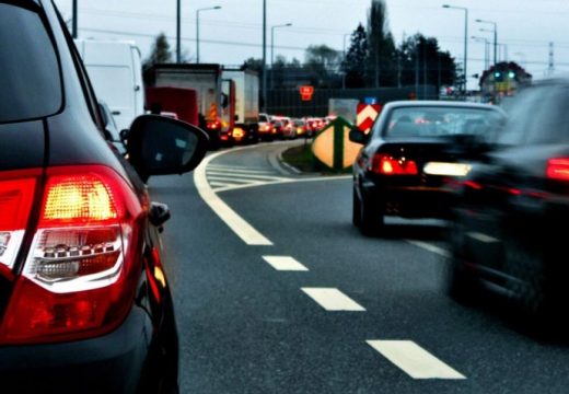 Saobraćaj se na većini puteva odvija redovno