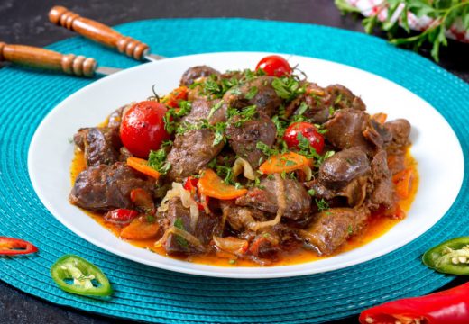 Prijedlog za danas: Mekana dinstana džigerica s povrćem u ukusnom umaku