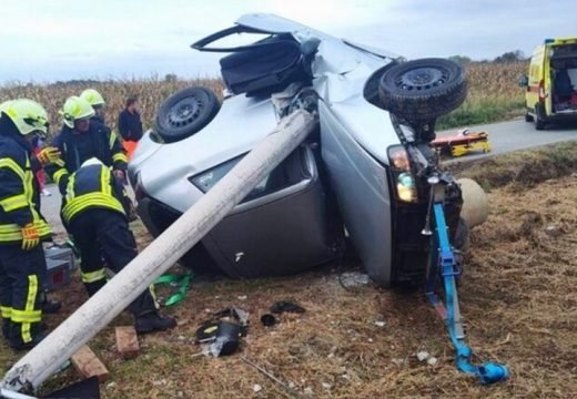 Automobil se omotao oko betonskog stuba, vozač čudom preživio (Foto)