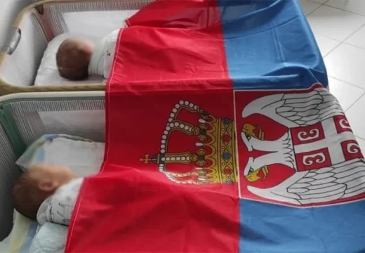 Bebe u porodilištu na KiM zagrnute srpskom trobojkom