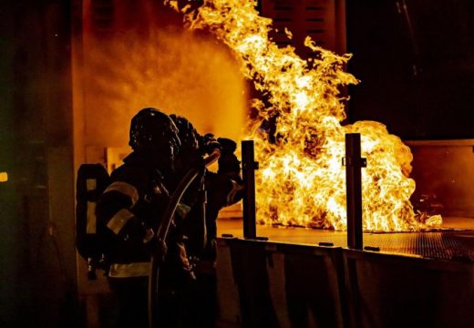 Buktinja uznemirlia: Vatra progutala omiljenu destinaciju za noćni provod (Video)