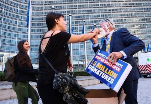 Šef Rajanera dobio tortu u glavu (Video)