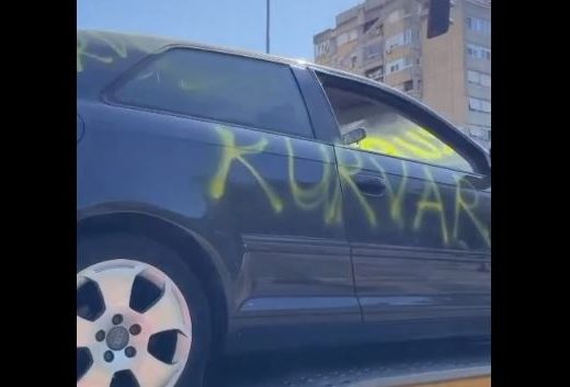 Žena ostavila sprejom ispisanu poruku na autu, vlasnik morao pozvati i šlep službu (Video, Foto)