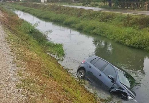 “Golf” nakon udesa završio u kanalu punom vode (Foto)