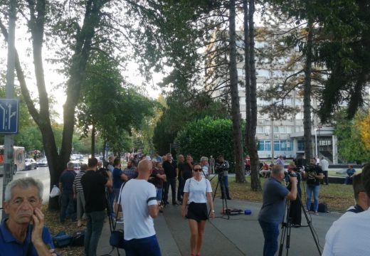 Građani se okupljaju ispred NS RS: Dolazak ovdje je opravdan, vlast donosi nenarodne odluke