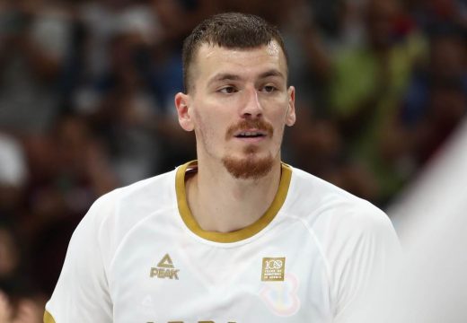 Isplivala fotografija Simanića iz bolnice: Osmijeh na licu i tri prsta (Foto)