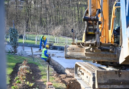 Građani i privreda ispaštaju zbog političkih blokada